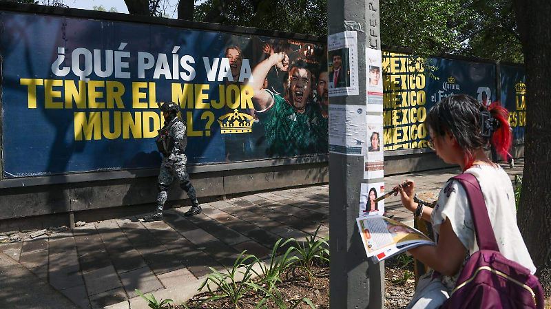 Madres buscadoras tapizan alrededores del Estadio Banorte con fichas de sus desaparecidos